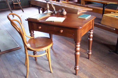 Cedar teacher&#039;s desk