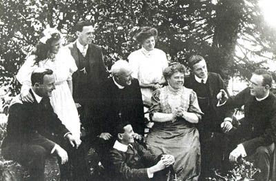 Jeanie in centre back between her parents c.1912