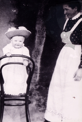 Annie Winch with son Ivor, aged 1, in 1909