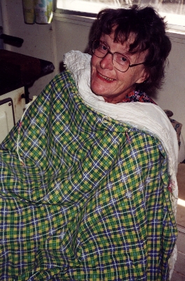 Dulcie Williams with quilt