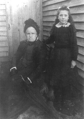 Harriet Harris with g.daughter Alice West, Glory Hole 1902