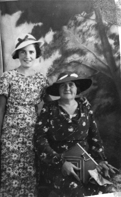 Theresa Perkins and her daughter Sylvia, 1935