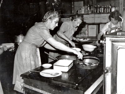 Dorothy McMorran (centre) cooking at the World War 2 canteen, Sydney