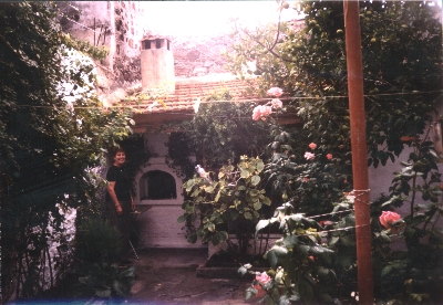 The original fourno/oven in the back-yard of Della's house. Friend Carol