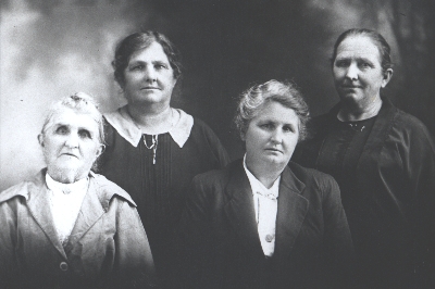Emma Loader with her 3 daughters, Harriett, Violet, Matilda (Rt)